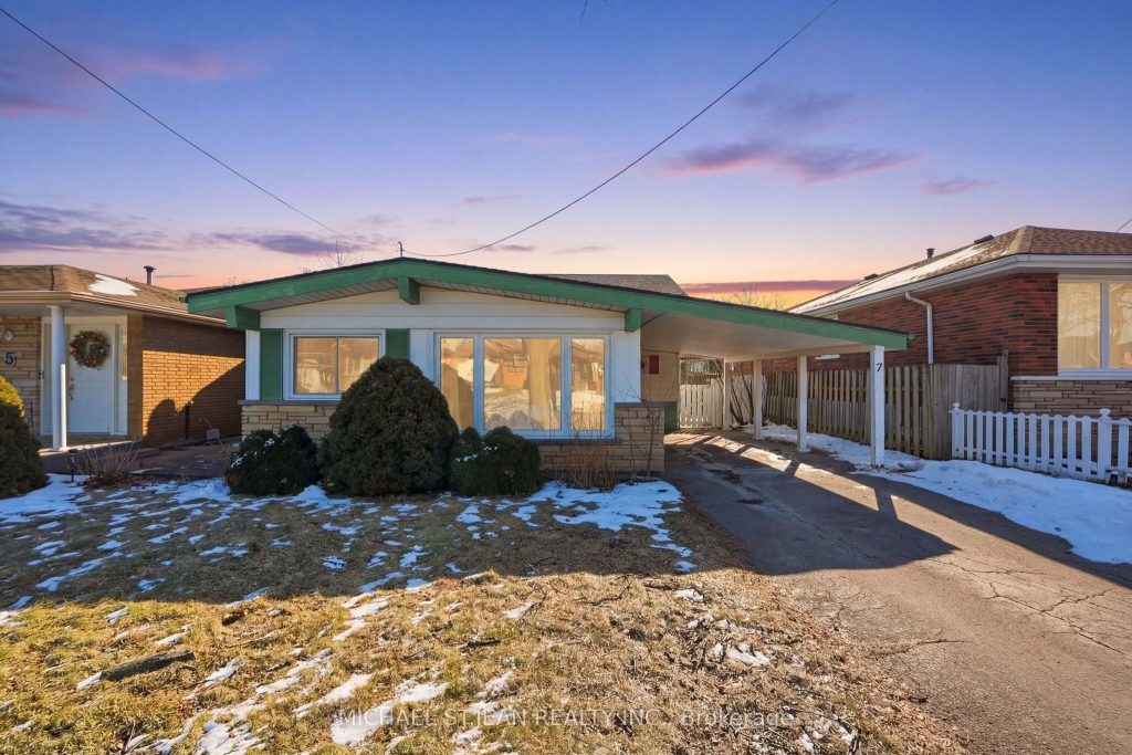 3-bedroom detached home for sale in Hamilton — 7 Rapallo Drive (Photo 1)