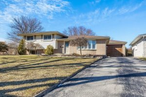 4-bedroom detached home for sale in Brantford — 7 Tuscarora Court