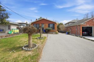 3-bedroom duplex home for sale in Middlesex — 810 Easy Street