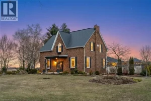 6-bedroom home for sale in Norwich (twp) — 812412 Base Line Line