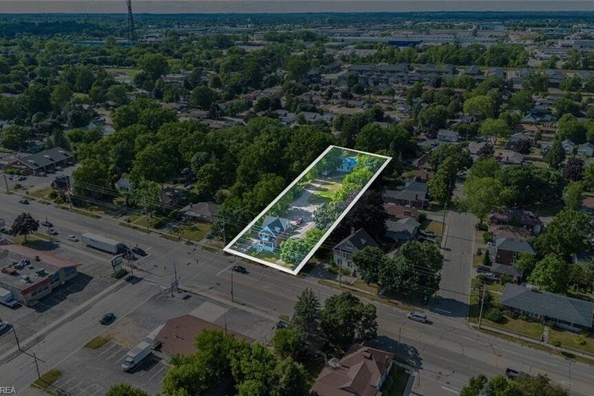 Studio home for sale in Brantford — 816 Colborne Street E (Photo 1)