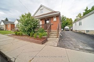 7-bedroom detached home for sale in Hamilton — 82 Whitney Avenue