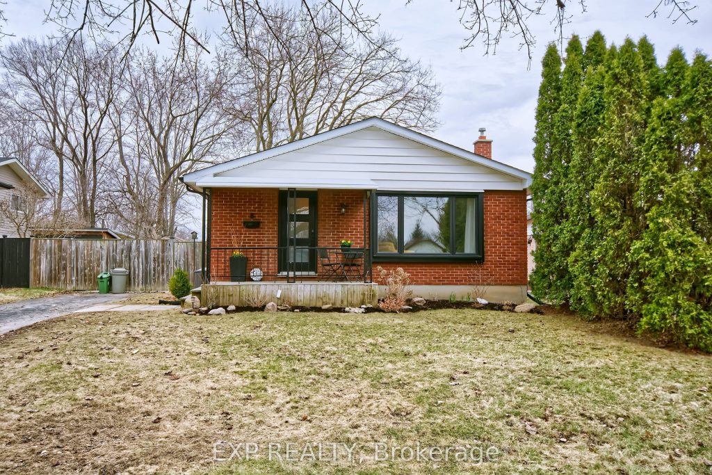 3-bedroom detached home for sale in Middlesex — 8 Metcalfe Crescent (Photo 1)