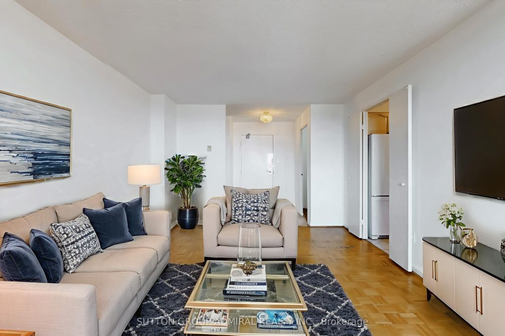 3-bedroom condo apartment for sale in York — 901 - 80 Inverlochy Boulevard (Photo 1)