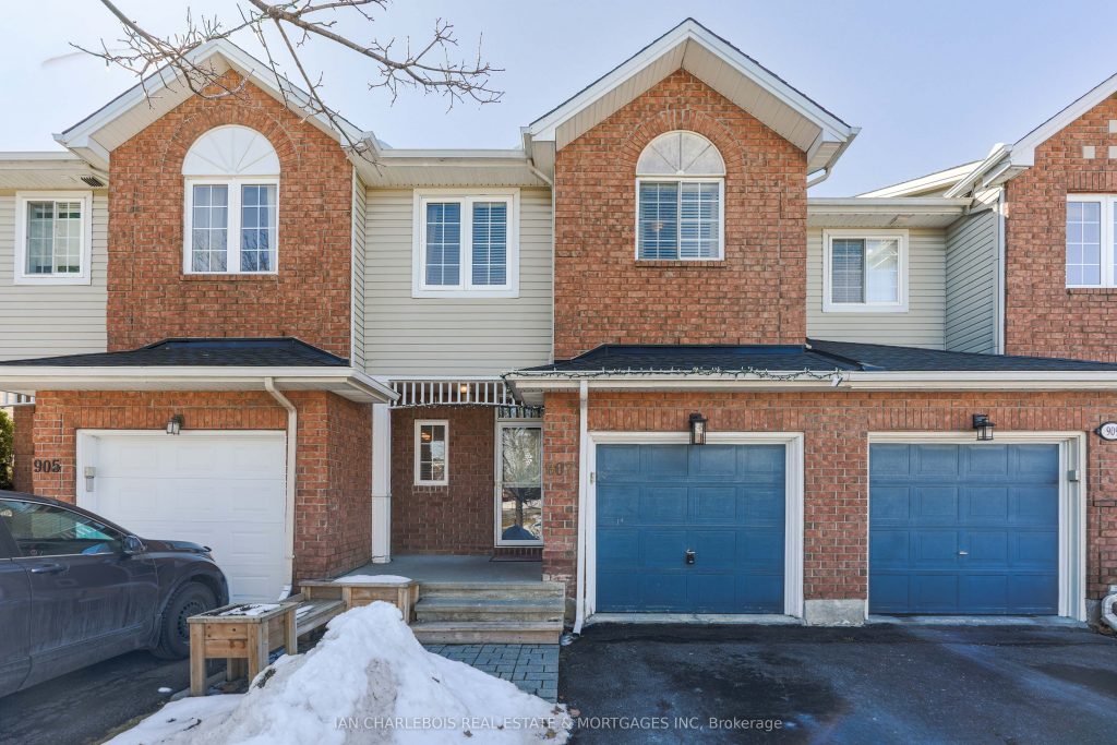 3-bedroom att/row/townhouse for rent in Ottawa — 907 Markwick Crescent (Photo 1)