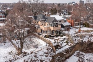 5-bedroom detached home for sale in Hamilton — 91 Mountain Park Avenue