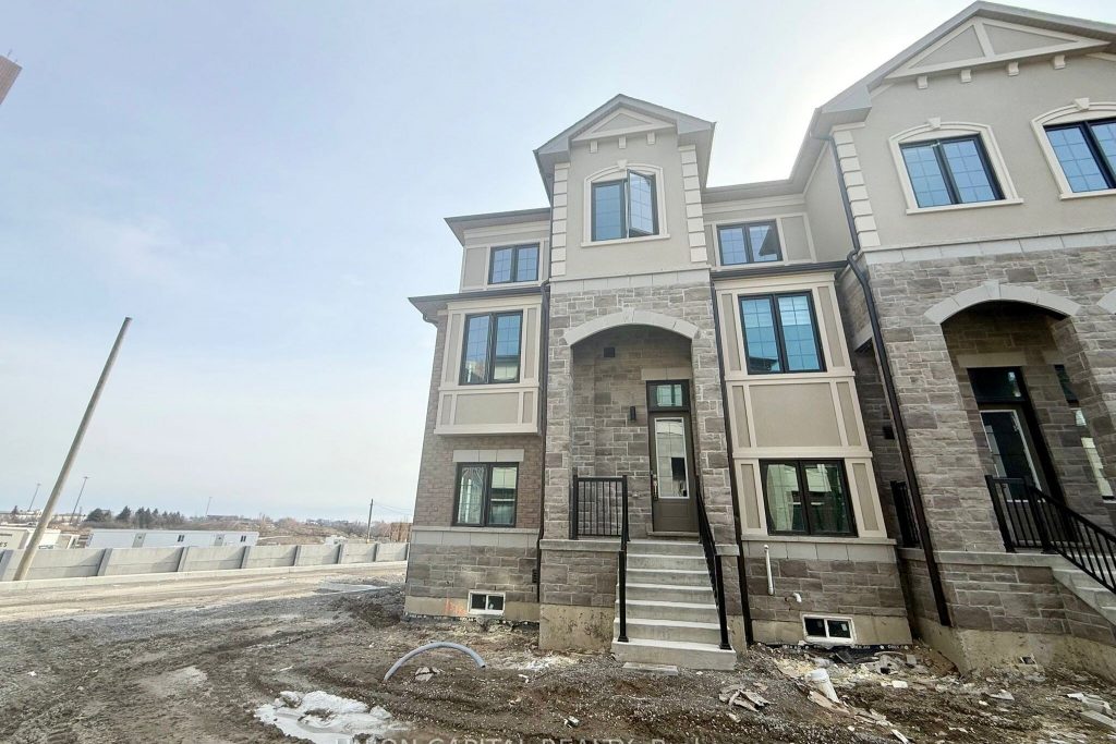 1-bedroom att/row/townhouse for rent in Richmond Hill — G - 30 Bullata Lane (Photo 1)