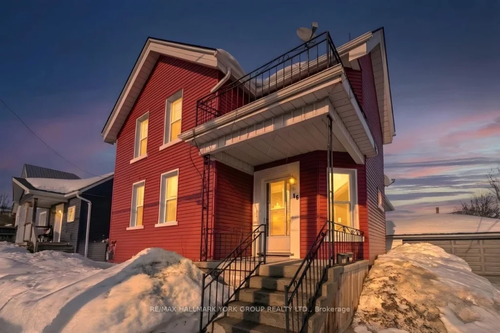 3-bedroom duplex home for rent in Orillia — Main - 16 Albert Street N (Photo 1)