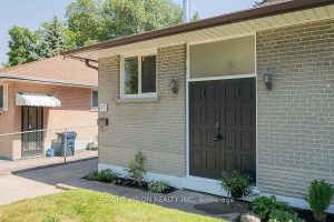 3-bedroom detached home for rent in Toronto — Main - 29 Stoney Creek Drive