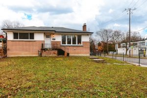 3-bedroom detached home for rent in Toronto — Main Floor - 240 Markham Road