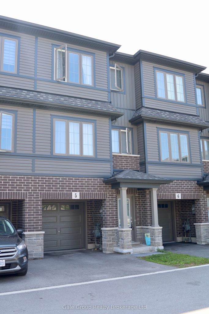 3-bedroom att/row/townhouse for rent in Cambridge — Unit 5 - 124 Compass Trail (Photo 1)