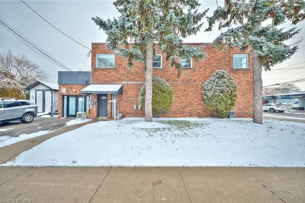 3-bedroom home for rent in Hamilton — Upper - 229 East 13th Street (Photo 1)