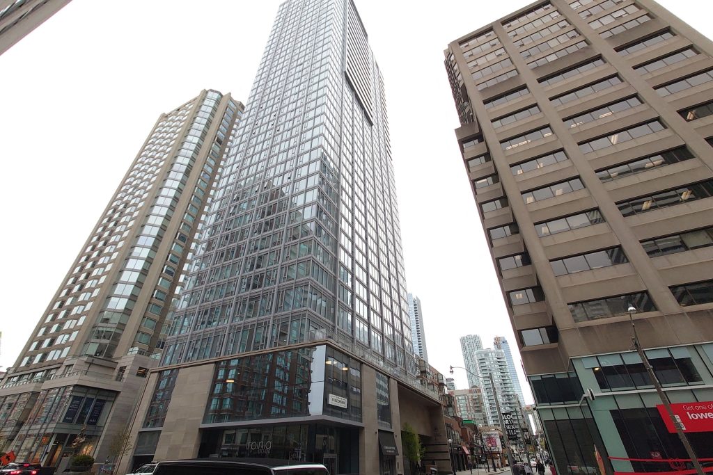 1-bedroom condo apartment for rent in Toronto — 1002 - 188 Cumberland Street (Photo 1)