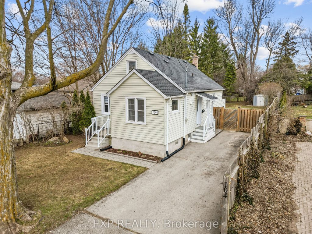 3-bedroom detached home for sale in Middlesex — 104 Barker Street (Photo 1)