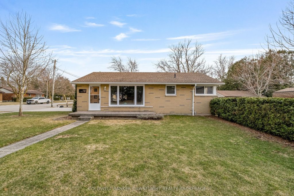 3-bedroom detached home for sale in Huron — 105 Wellington Street W (Photo 1)