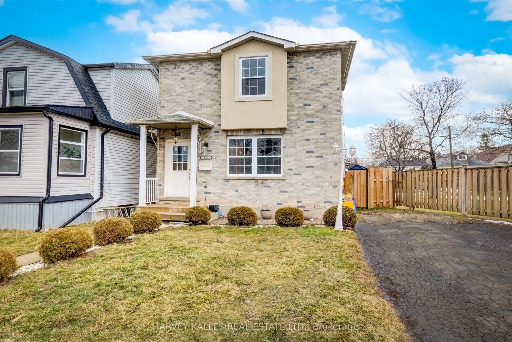 2-bedroom detached home for sale in Hamilton — 112 Wexford Avenue N (Photo 1)