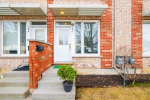 2-bedroom condo townhouse for sale in Toronto — 121 - 10 Fairwood Crescent