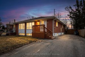 3-bedroom semi-detached home for sale in York — 122 Septonne Avenue