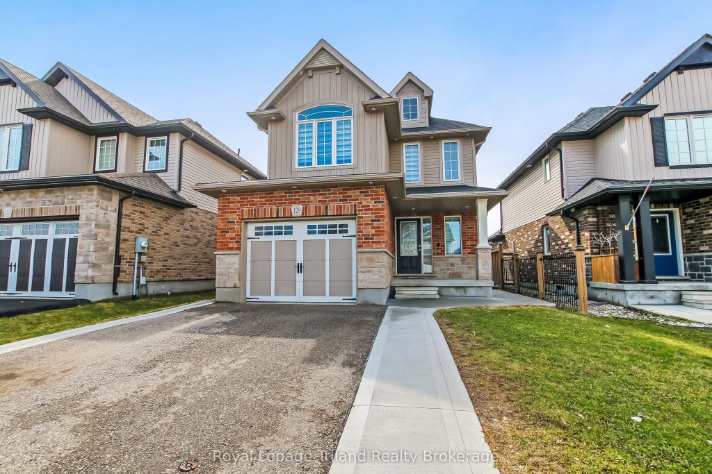 3-bedroom duplex home for sale in Oxford — 129 Passchendaele Street N (Photo 1)