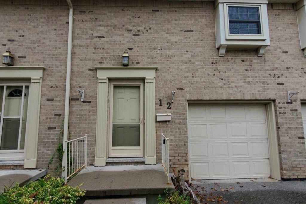 3-bedroom condo townhouse for rent in London South — 12 - 900 Pond View Road (Photo 1)