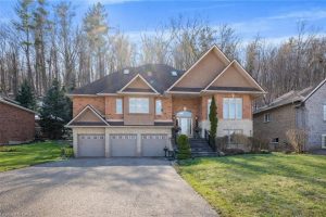 4-bedroom home for sale in Beamsville — 130 Dorchester Drive