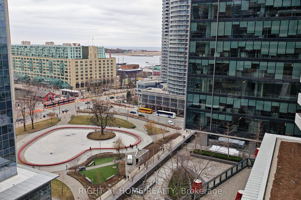 1-bedroom condo apartment for sale in Toronto — 1401 - 88 Harbour Street (Photo 1)