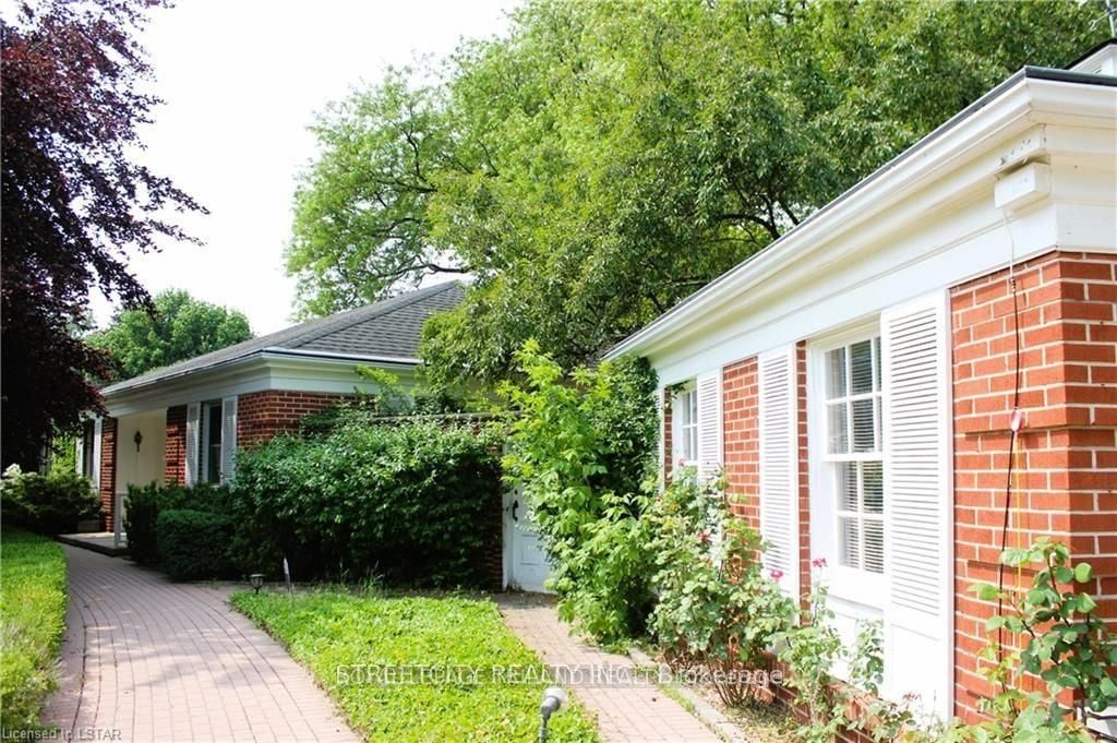 3-bedroom detached home for sale in Middlesex — 1517 Gloucester Road (Photo 1)