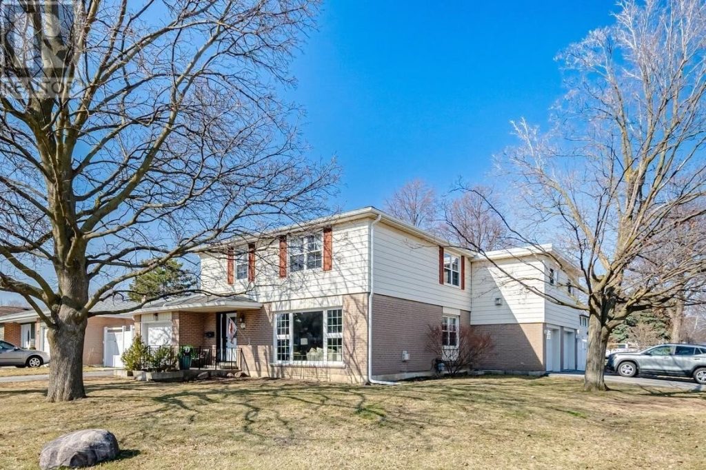 4-bedroom home for sale in Brampton — 15 Braemar Drive (Photo 1)
