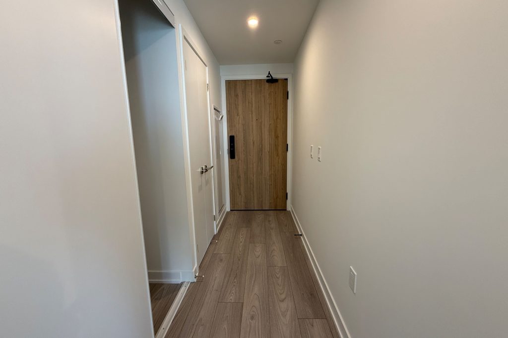 1-bedroom condo apartment for rent in Mississauga — 1713 - 1 Fairview Road E (Photo 1)