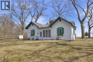 4-bedroom home for sale in Rondeau Park — 17762 Lakeshore Road