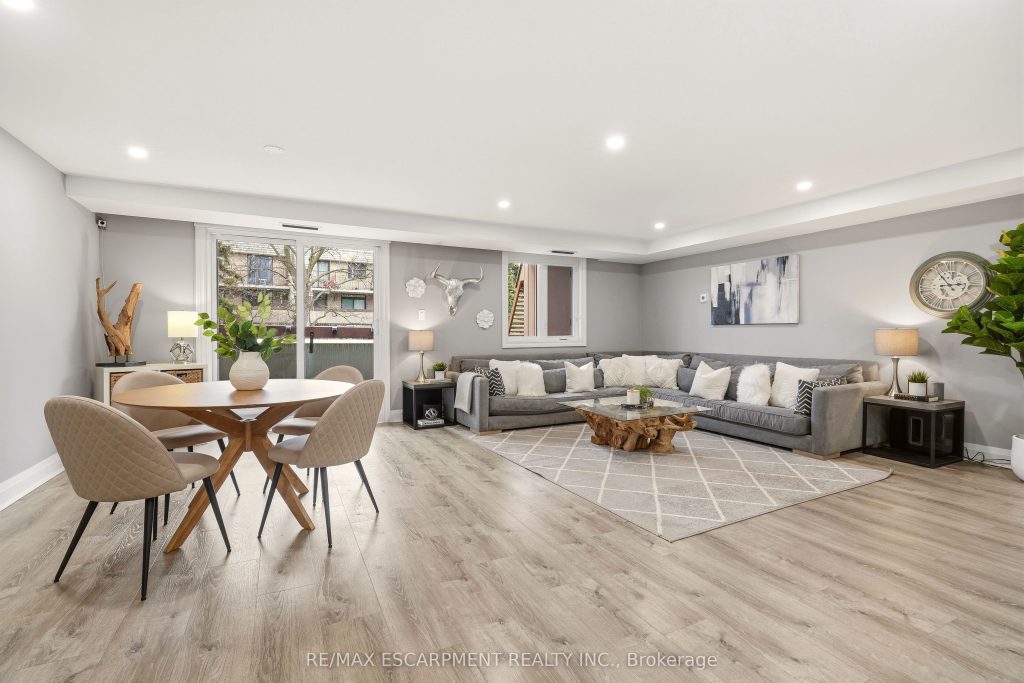 3-bedroom condo townhouse for sale in Mississauga — 177 - 1250 Mississauga Valley Boulevard (Photo 1)