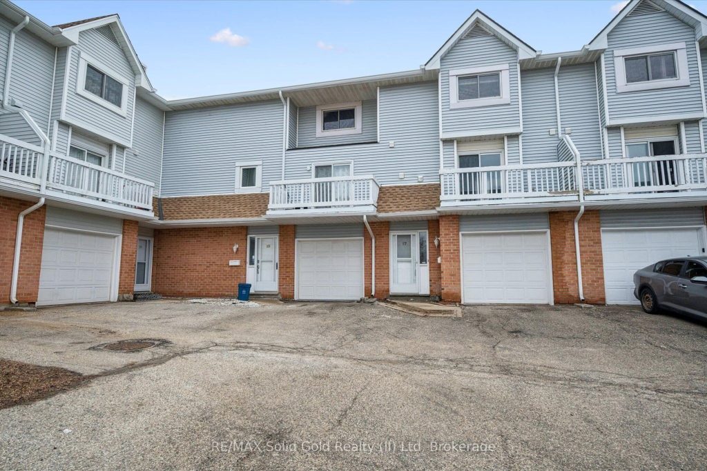 3-bedroom condo townhouse for sale in Waterloo — 17 - 111 Traynor Avenue (Photo 1)