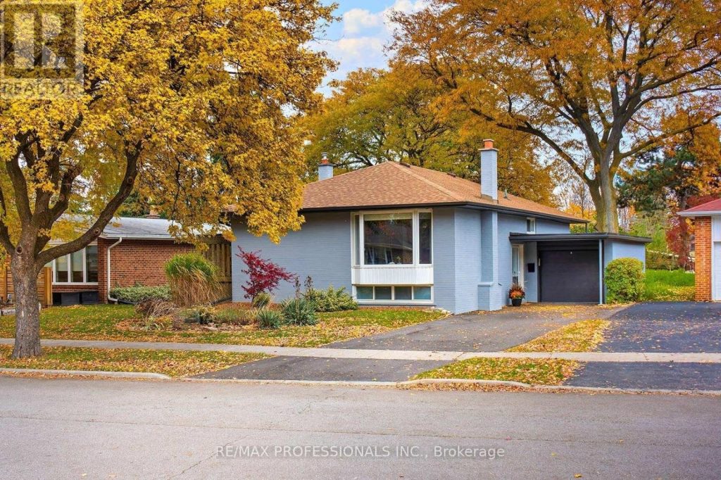 3-bedroom detached home for sale in Toronto — 17 Beaver Bend Crescent (Photo 1)