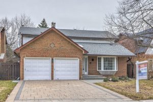4-bedroom detached home for sale in Toronto — 17 Lawnview Drive