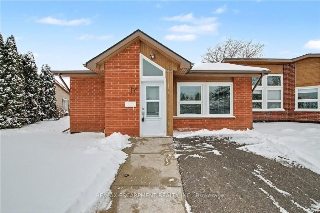 1-bedroom condo townhouse for sale in Hamilton — 17 Monsignor Henkey Terrace (Photo 1)