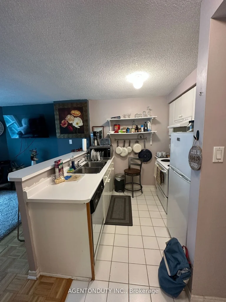 Studio condo apartment for rent in Toronto — 1902 - 10 Queens Quay W (Photo 1)