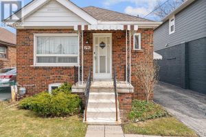 2-bedroom detached home for sale in Toronto — 191 Alderbrae Avenue