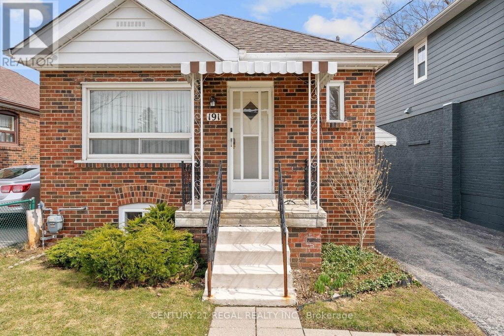 2-bedroom detached home for sale in Toronto — 191 Alderbrae Avenue (Photo 1)