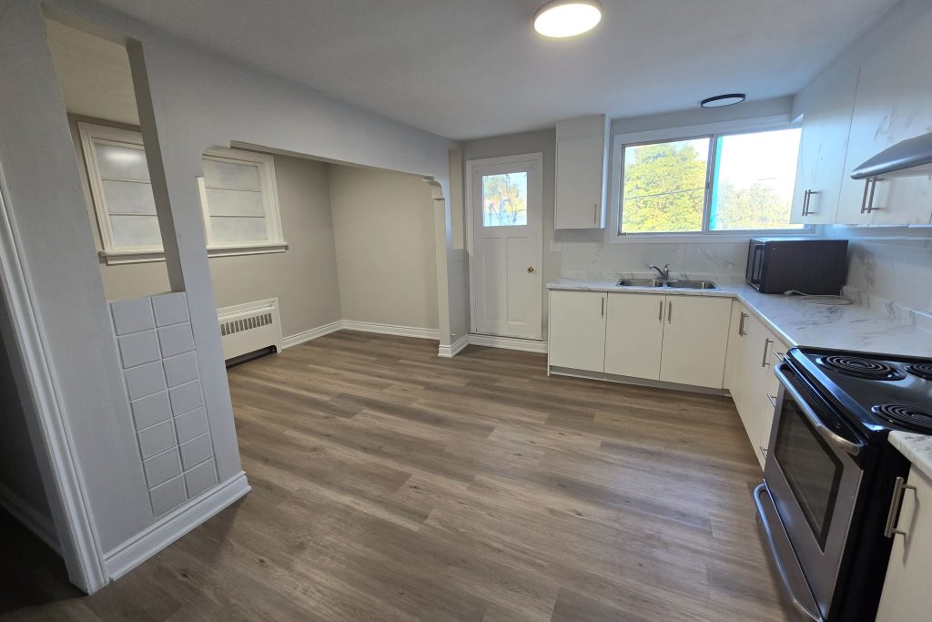 3-bedroom condo townhouse for rent in Welland — 1 - 936 East Main Street (Photo 1)