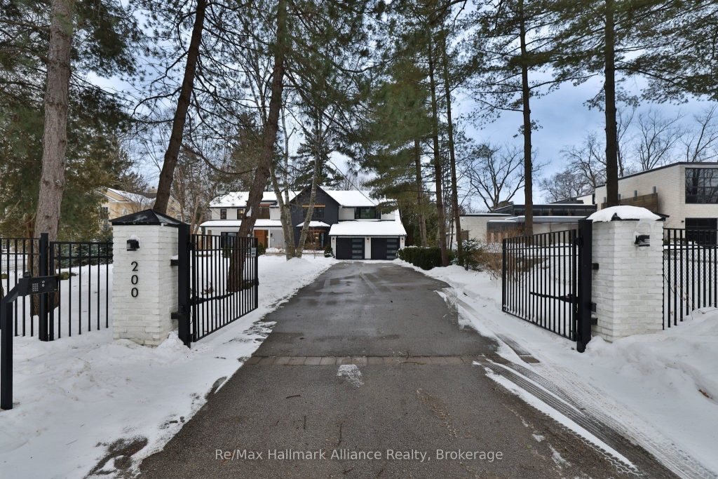 4-bedroom detached home for sale in Halton — 200 Chartwell Road (Photo 1)