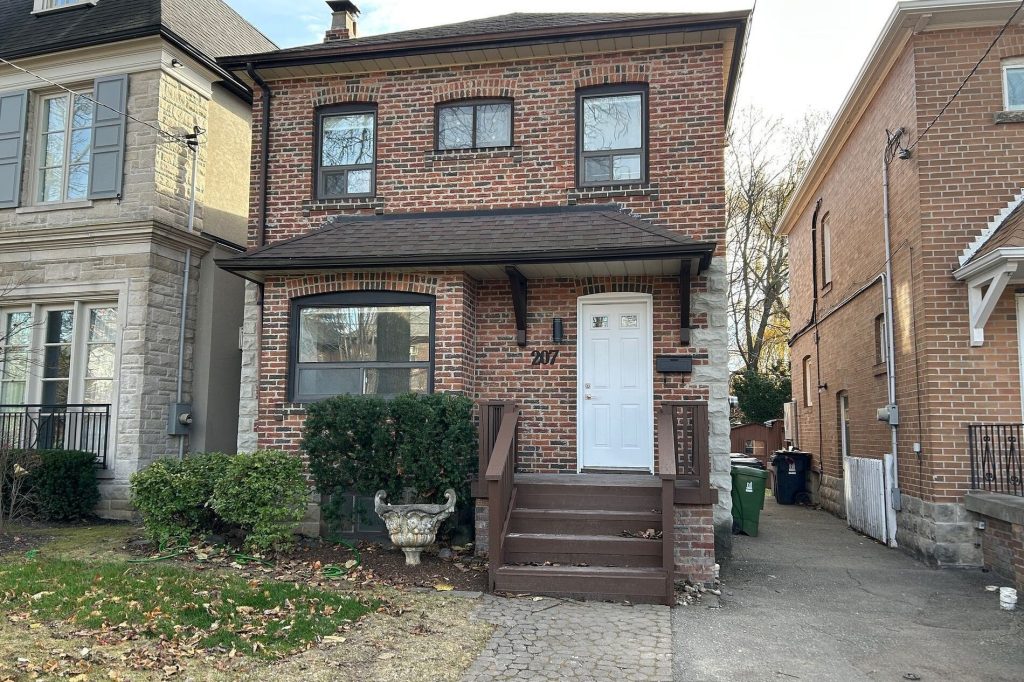 3-bedroom detached home for rent in Toronto — 207 Old Orchard Grove (Photo 1)