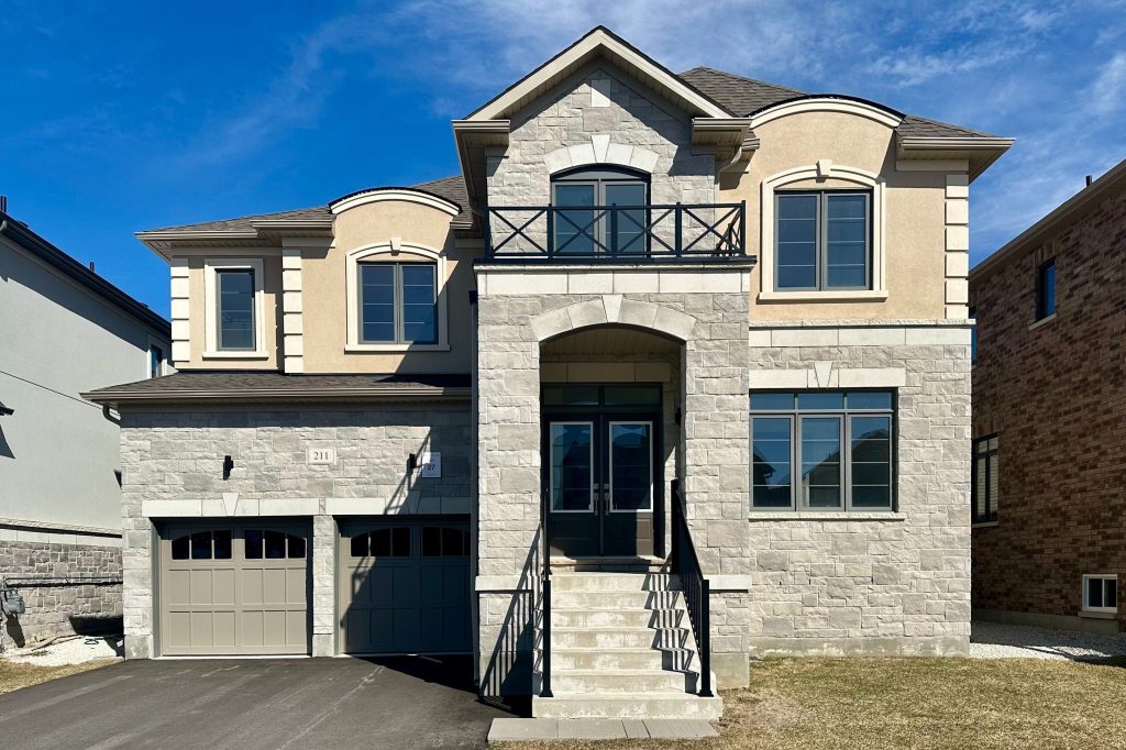 5-bedroom detached home for rent in Clearview — 211 Stayner Street (Photo 1)