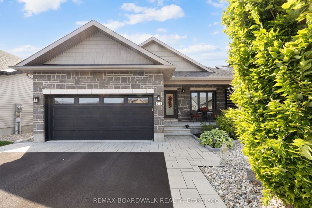 2-bedroom detached home for sale in Lanark — 216 Mckenny Street (Photo 1)