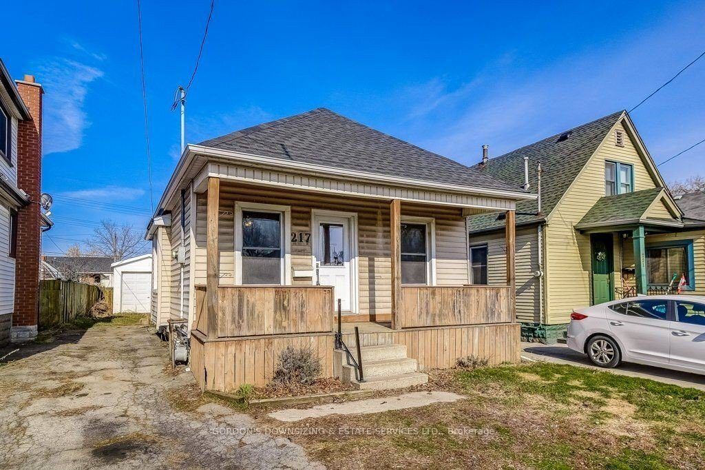 2-bedroom detached home for sale in Hamilton — 217 Tolton Avenue (Photo 1)