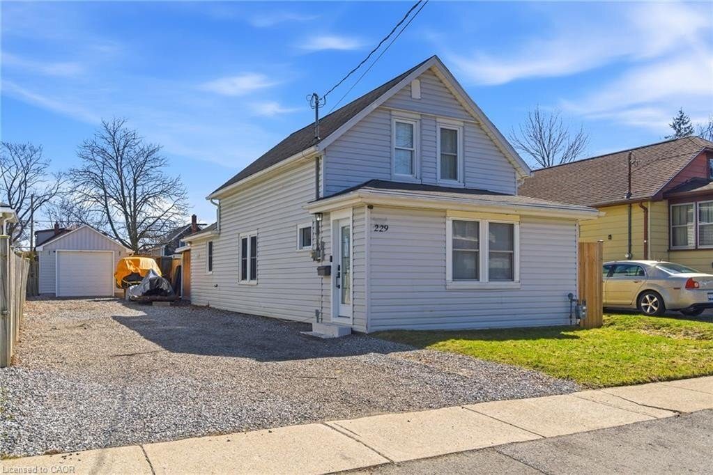 3-bedroom home for sale in Welland — 229 Chaffey Street (Photo 1)