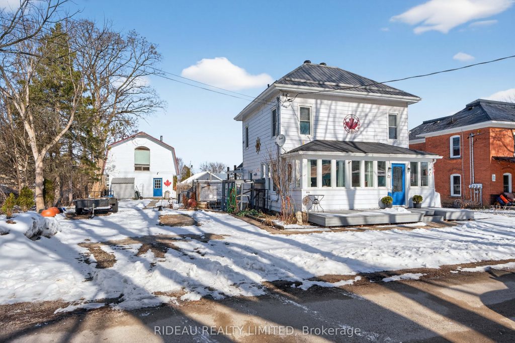 2-bedroom detached home for sale in Leeds And Grenville — 22 Perth Street (Photo 1)