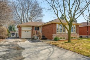 4-bedroom home for sale in Burlington — 2400 Prospect Street