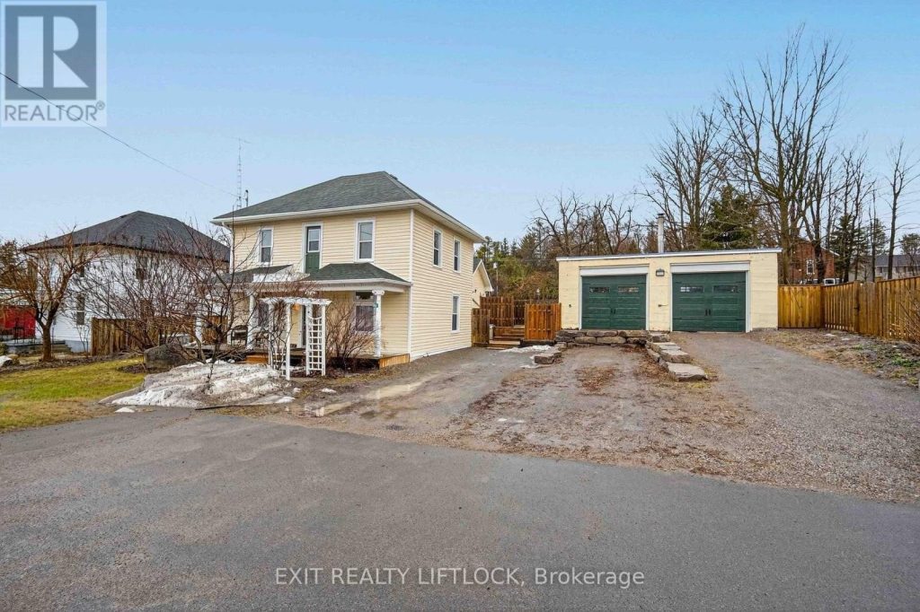 4-bedroom detached home for sale in Kawartha Lakes — 2464 Queen Mary Street (Photo 1)