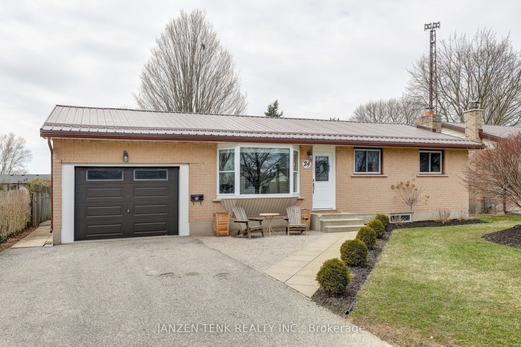 3-bedroom detached home for sale in Elgin — 24 Centennial Avenue (Photo 1)