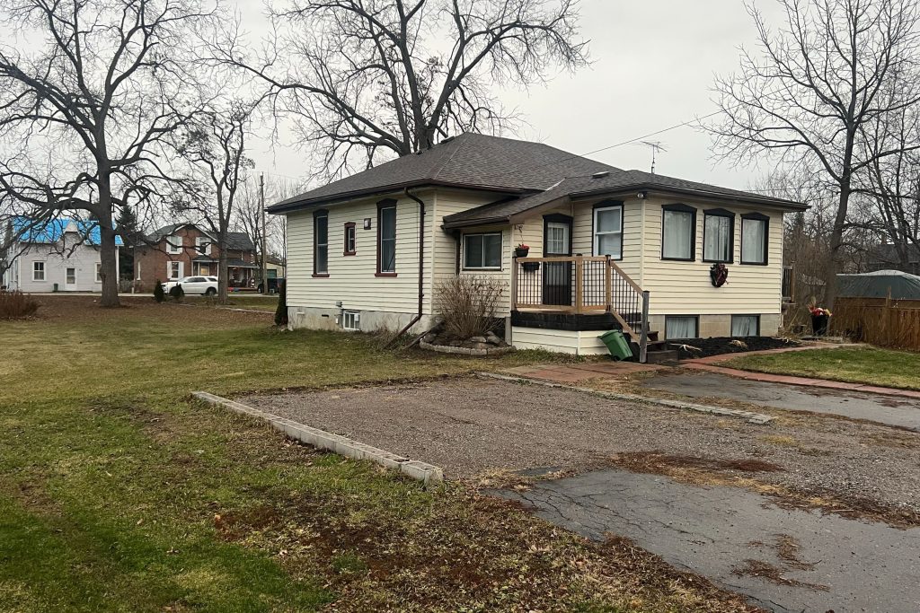 3-bedroom detached home for sale in Kawartha Lakes — 24 King Street W (Photo 1)
